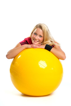 Frau mit Gymnastikball
