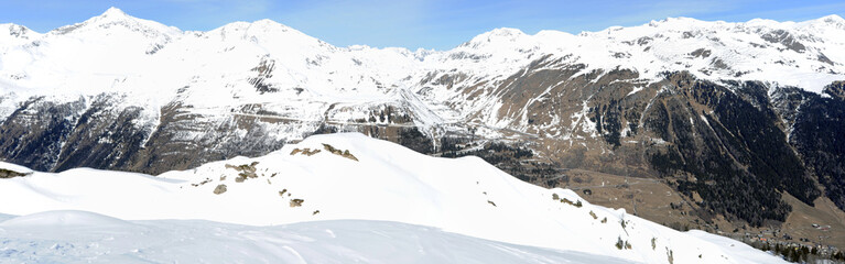 Vista su monte San Gottardo ad Airolo nelle alpi svizzere