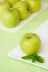 grüne Apfel mit Minze