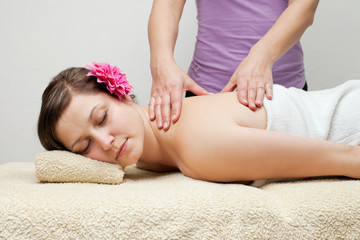 Obraz na płótnie Canvas young woman receiving back massage at spa