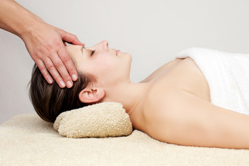 Obraz na płótnie Canvas young woman receiving head massage