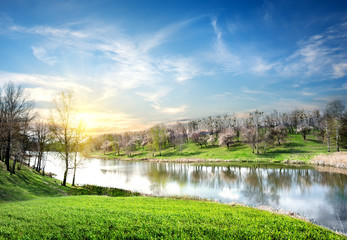 Fototapeta na wymiar Wiosnę krajobraz z rzeką