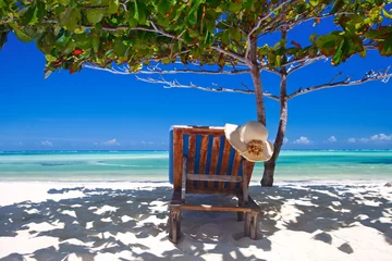 Fotobehang Zanzibar tropisch en strandstoel aan het strand © Ramona Heim
