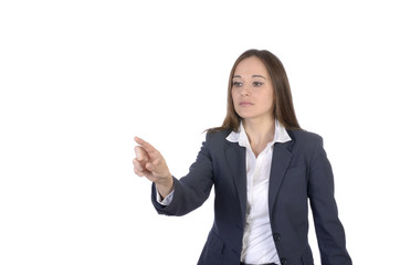 Hübsche Geschäftsfrau bedient virtuellen Touchscreen