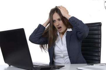 Junge Geschäftsfrau hat Ärger im Büro