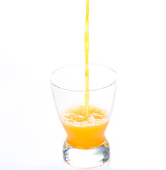 Vaso de zumo de naranja natural
