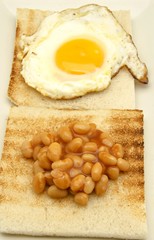 Pan tostado con alubias y huevo frito