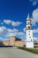 Fototapeta na wymiar Pochylona wieża w mieście Nevyansk. Rosja
