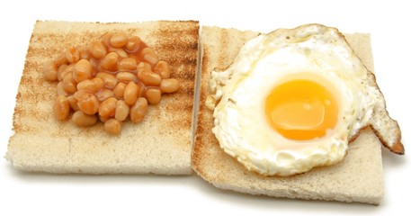 Pan tostado con alubias y huevo frito