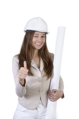 Junge hübsche Frau mit Bauhelm und Plan