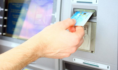 retirer de l'argent avec sa carte bancaire
