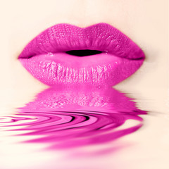 Bouche de femme rose, reflet