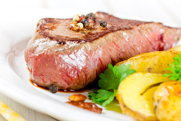 Steak mit Kartoffelecken
