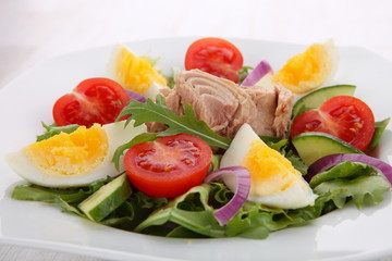 Vegetable salad with tuna