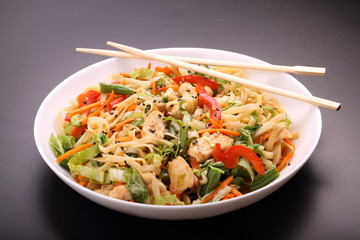 noodles with vegetables and chicken - 53023678