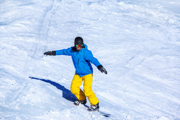 Fototapeta na wymiar Man in snowboard helmet and goggles
