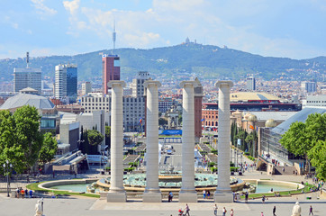 Fototapeta na wymiar Ciudad de Barcelona con las cuatro columnas de Montjuic.
