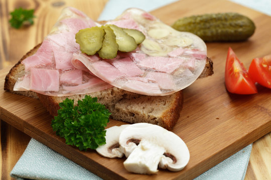 Brot mit Schinken in Aspik