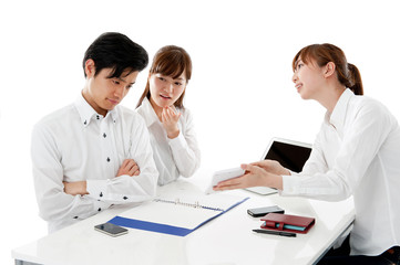 若いカップルの商談イメージ