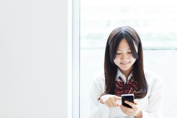 スマートフォンを使う女の子