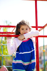 Bambina allegra al parco giochi