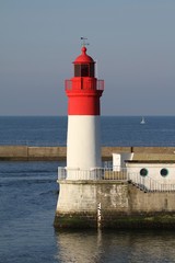 Fototapeta na wymiar Latarnia morska i port rybacki, guilvinec Bretania