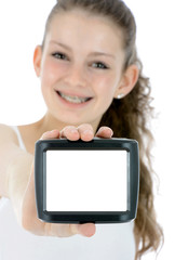 Freundlicher Teenager mit Navi, leeres Display