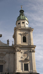 Fototapeta na wymiar Kirchturm des Salzburger Doms