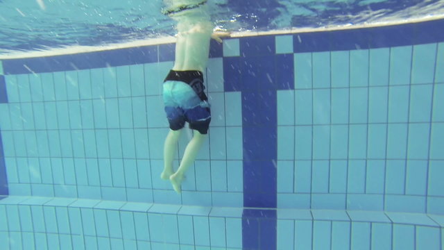 Kind klettert aus dem Pool, Zeitlupe