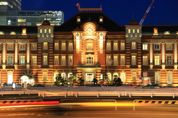 Fototapeta na wymiar Tokyo Station w nocy