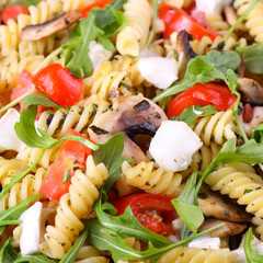 Pasta mit Rucola, Käse und Tomaten