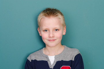 lächelnder blonder junge