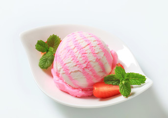 Strawberry yogurt ice cream