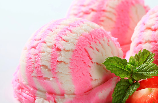 Strawberry yogurt ice cream