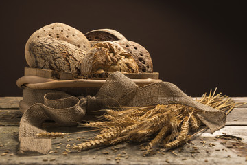 Brotkorb mit verschiedenen Backwaren.