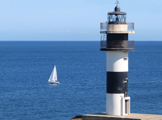 Faro y embarcación