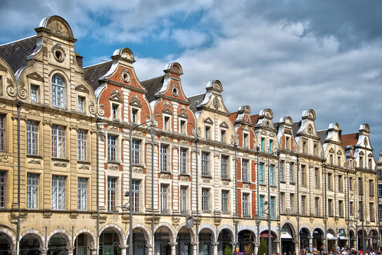 Architecture flamande, façades de maisons et d'immeubles sur la Place des Héros à Arras, France