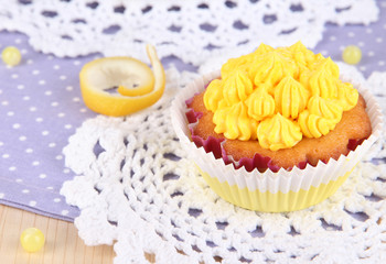 Obraz na płótnie Canvas Beautiful lemon cupcakes on dining table close-up