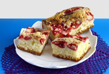 fruit cake with strawberries and crumb