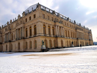 Fototapeta na wymiar park and palace of Versailles near Paris in winter