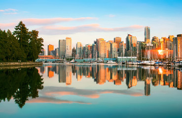 Fototapeta premium Panoramę Vancouver ze Stanley Park o zachodzie słońca, BC, Kanada