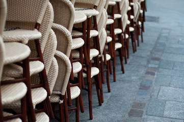 chaises empilées terrasse parisienne