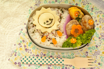 太陽モチーフの弁当