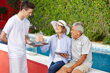 Senioren im Urlaub nehmen Cocktails