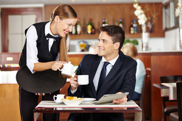 Mann im Café flirtet mit Kellnerin