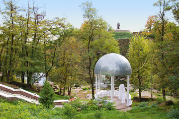Obraz premium Beautiful white wedding gazebo in park