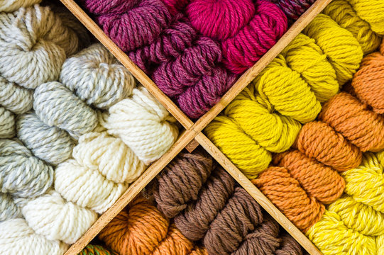 Schafwolle in verschiedenen Farben