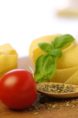 Nudelnester mit Tomate und Basilikum