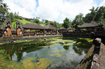 Fototapeta na wymiar Świątynia Tirta Empul Tampaksiring na wyspie Bali