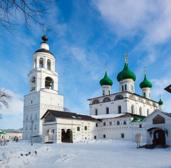 Naklejka premium white steeple church with domes